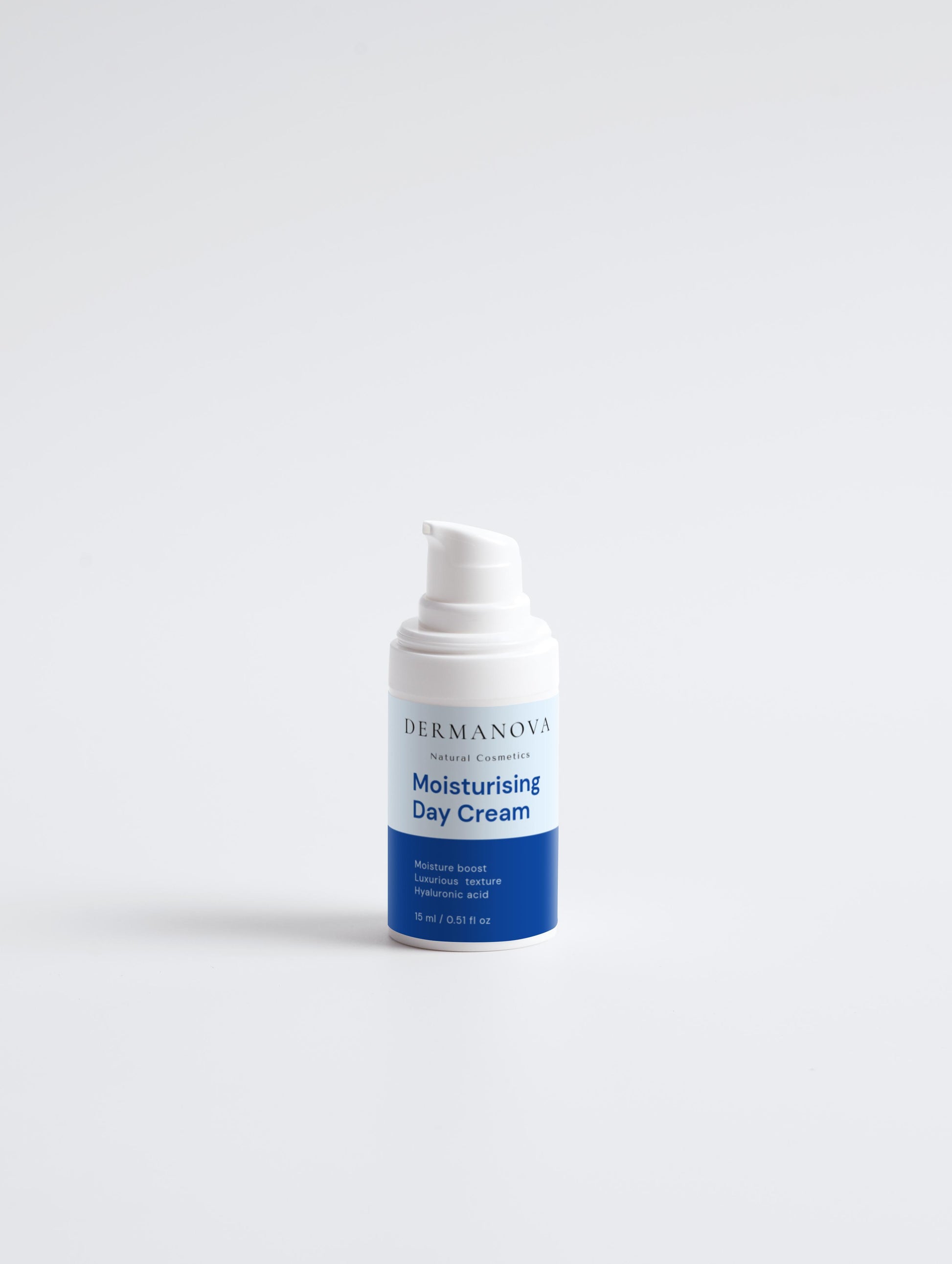 Crème visage hydratante DERMAnova – flacon blanc minimaliste à texture soyeuse