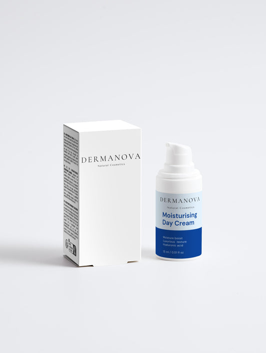 Crème visage hydratante DERMAnova – flacon blanc minimaliste à texture soyeuse