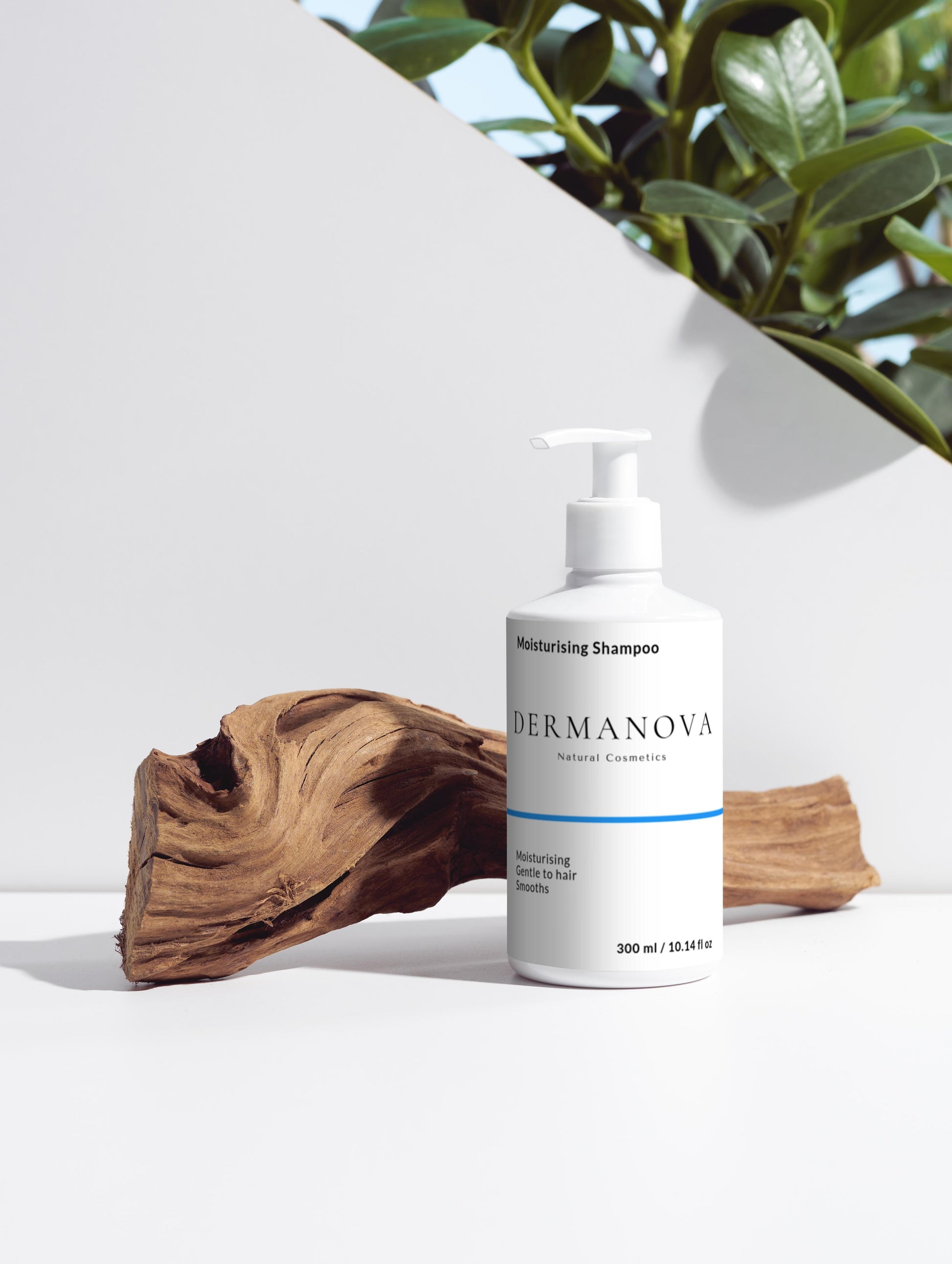 Application du Moisturising Shampoo sur cheveux mouillés – massage du cuir chevelu – DERMANOVA