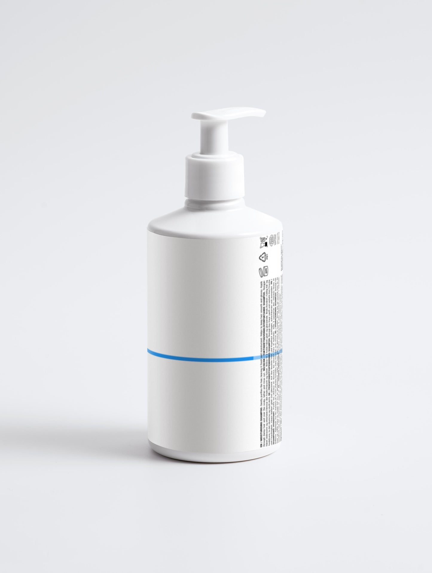 Texture riche et onctueuse du shampoing hydratant DERMANOVA – nourrissant et doux

