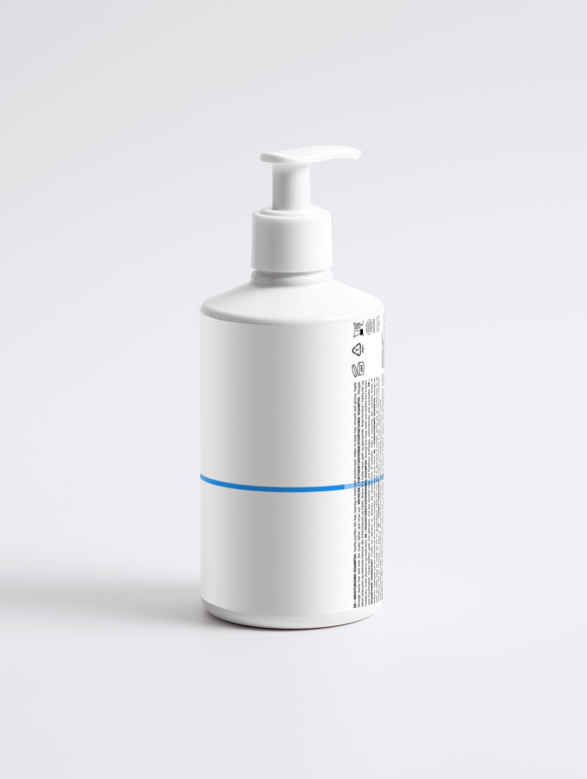 Texture riche et onctueuse du shampoing hydratant DERMANOVA – nourrissant et doux


